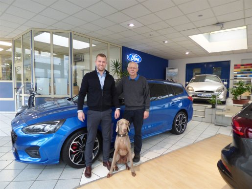 Oliver und Erwin Tatge mit Fachkraft für Sicherheit und Ordnung Elroy (Mitte)