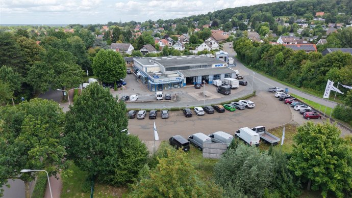 aufgenommen mit de Drohne Totalübersicht Autohaus Tatge