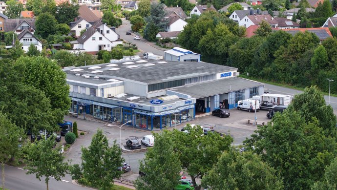 Außenansicht „Autohaus Tatge in Bückeburg – Ford und Iveco Verkaufs- und Servicezentrum“ umfassend von der Drohne aus