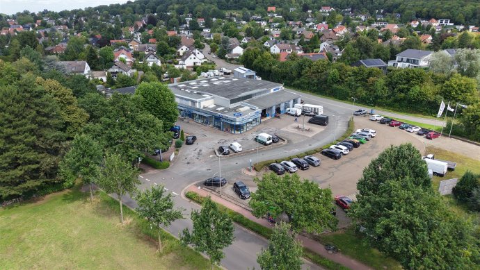 Autohaus von der Drohne aus gesehen