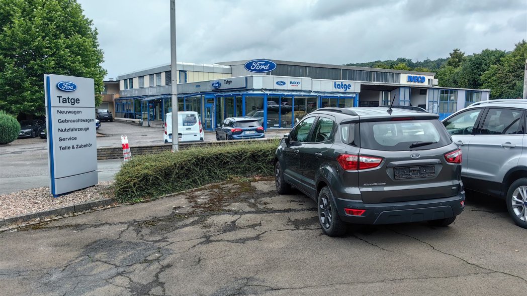 Gebaruchtwagenplatz  und Aussensicht des Autohauses