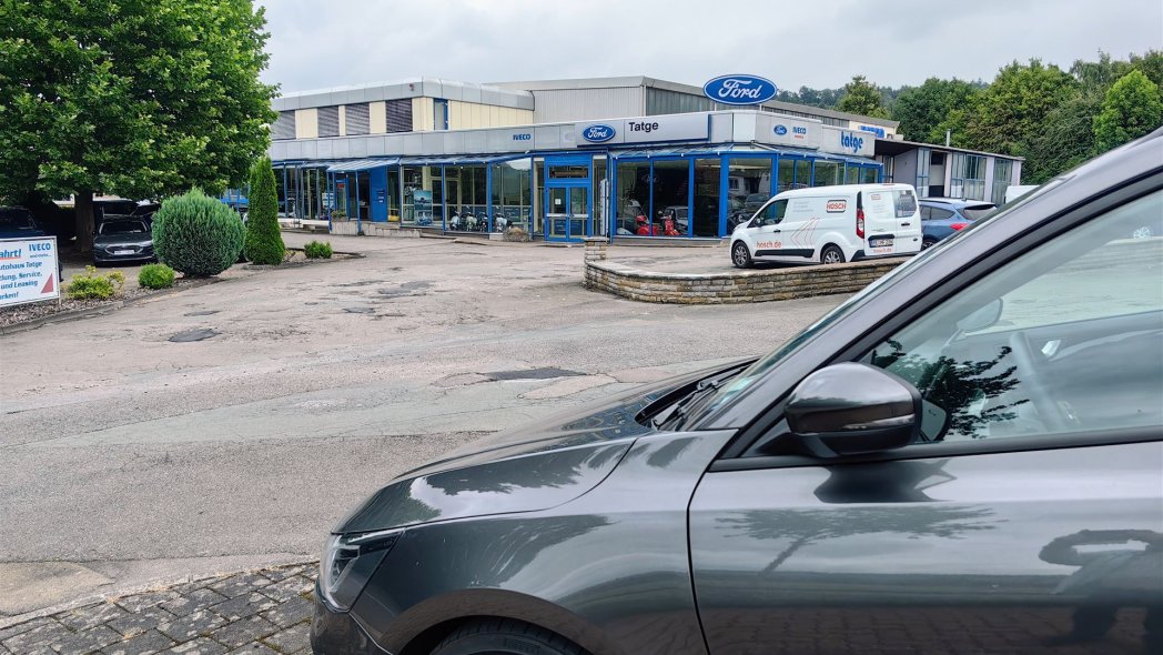 Gebrauchtwagen im Hintergrund das Autohaus