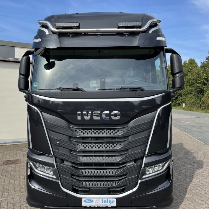 Iveco Zugmaschine vor der Werkstatt