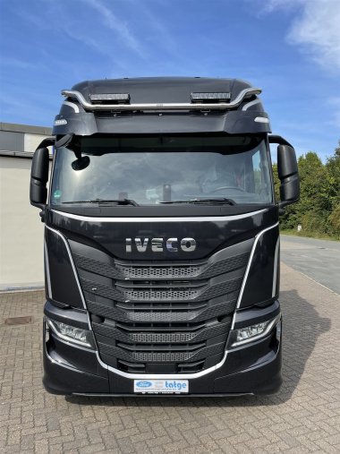 Iveco Zugmaschine vor der Werkstatt
