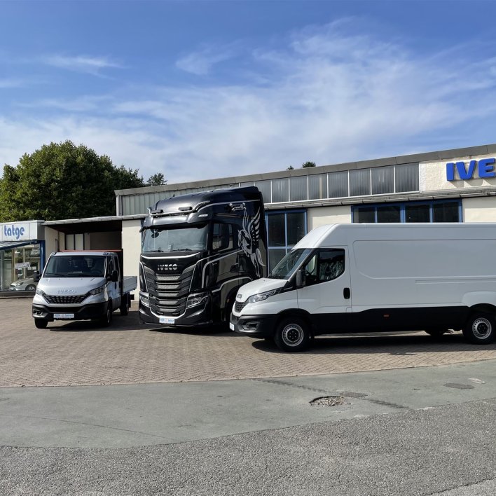3 LKW vor der Halle
