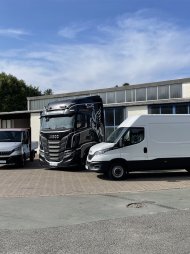 3 LKW vor der Halle