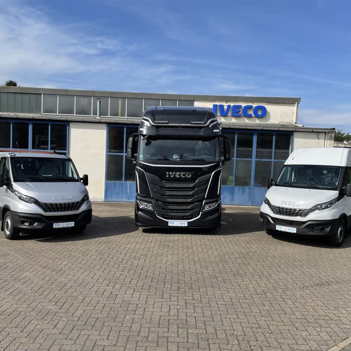 3 Iveco LKW aufgereiht vor der Werkstatt von vorn