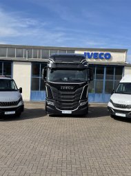3 Iveco LKW aufgereiht vor der Werkstatt von vorn