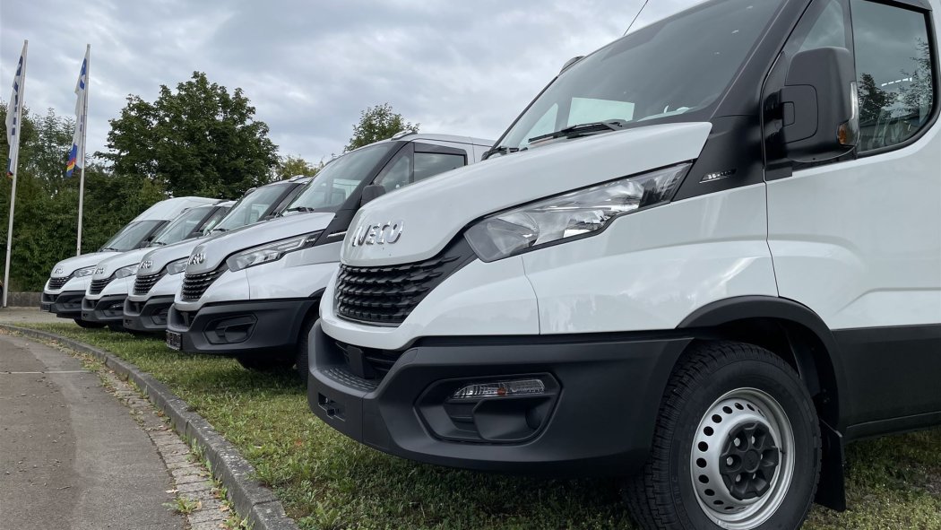 Symbolbild Mietwagen Lieferwagen aufgereiht 