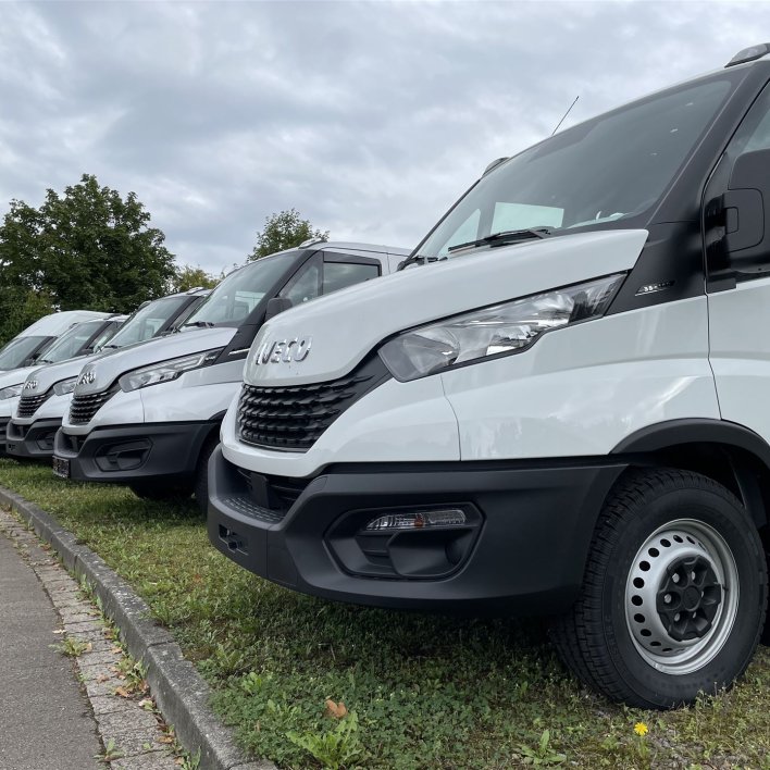 Symbolbild Mietwagen Lieferwagen aufgereiht 