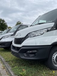 Symbolbild Mietwagen Lieferwagen aufgereiht 