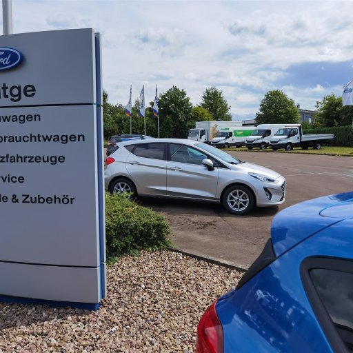 Eingangsschild von der Straße aus