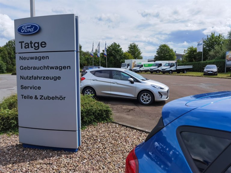 Eingangsschild von der Straße aus