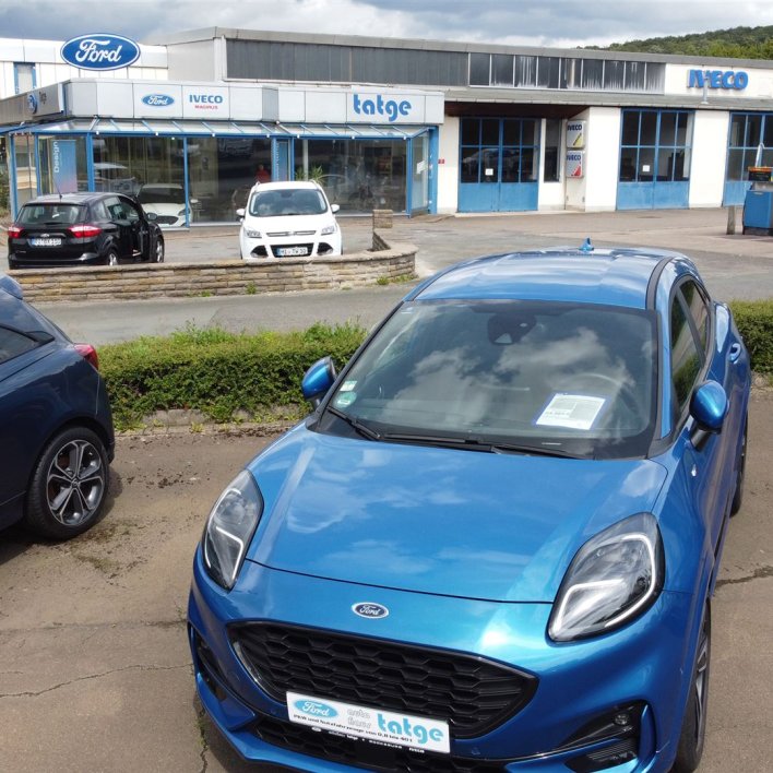 Sicht vom Gebrauchtwagenplatz zum Gebäude 