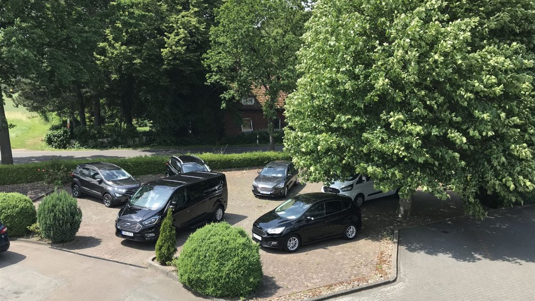 Luftbild Neuwagen an der Strasse